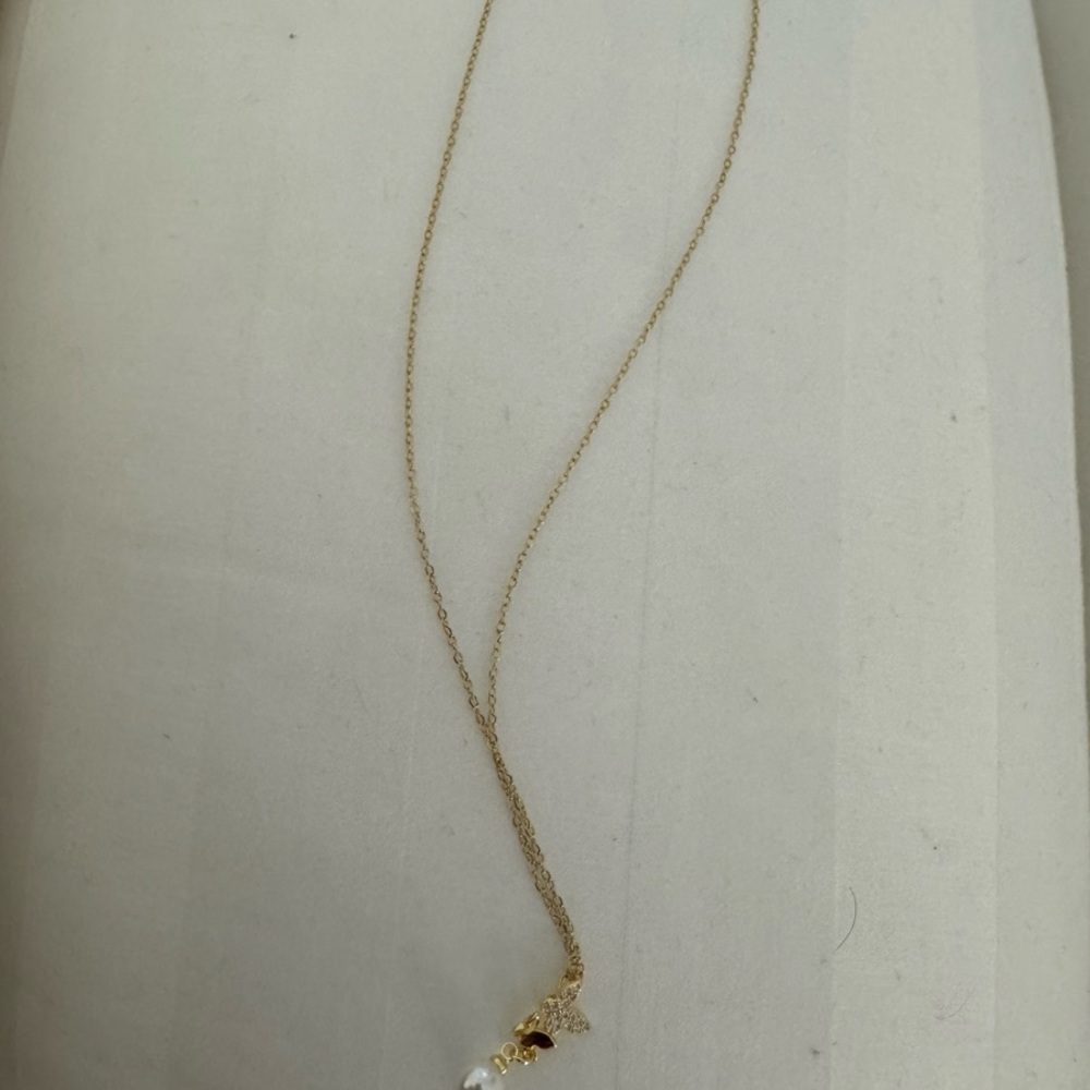 Never Been Wore. Elegant Gold Plated Necklace with Pearl Pendant